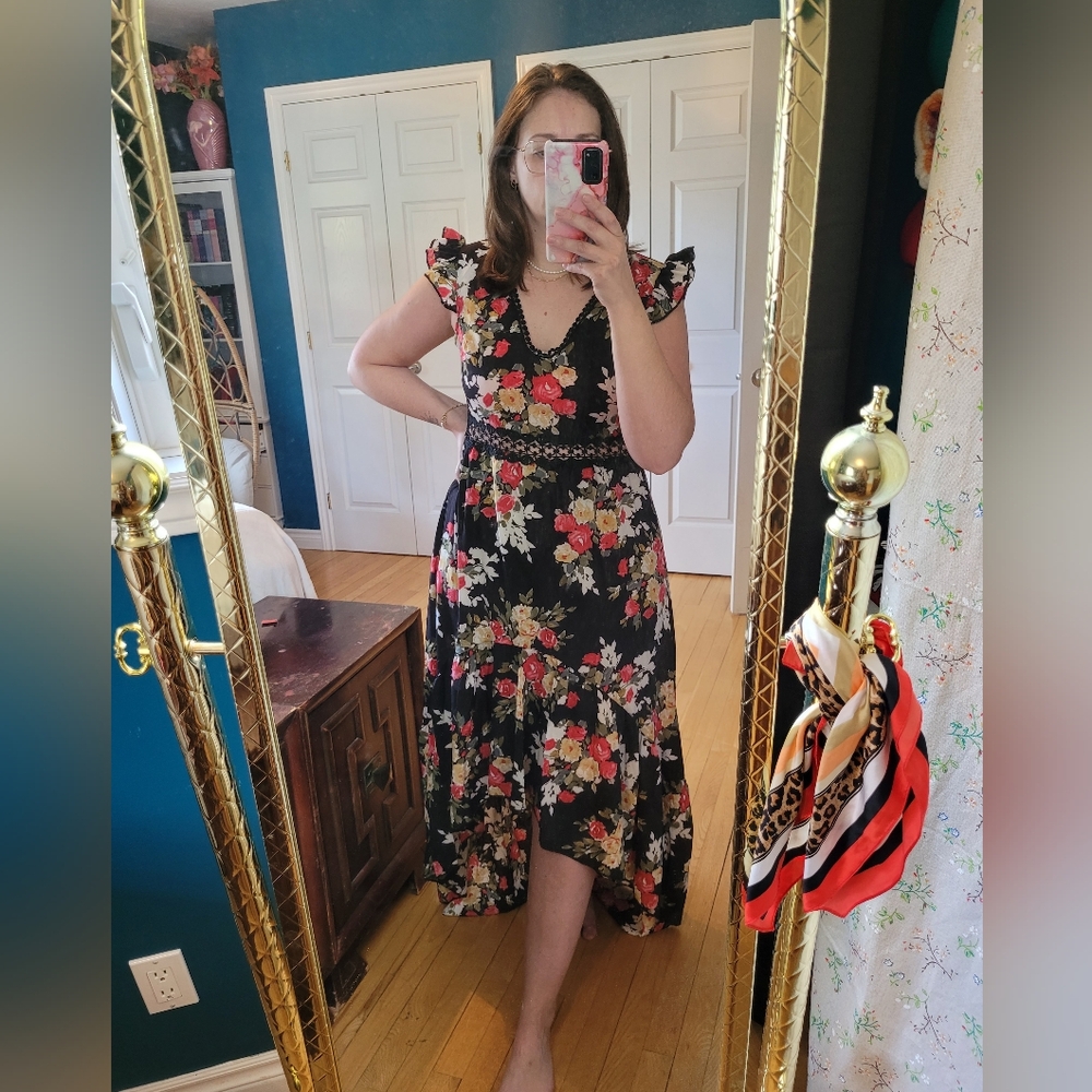 Dress with flowers and lace details